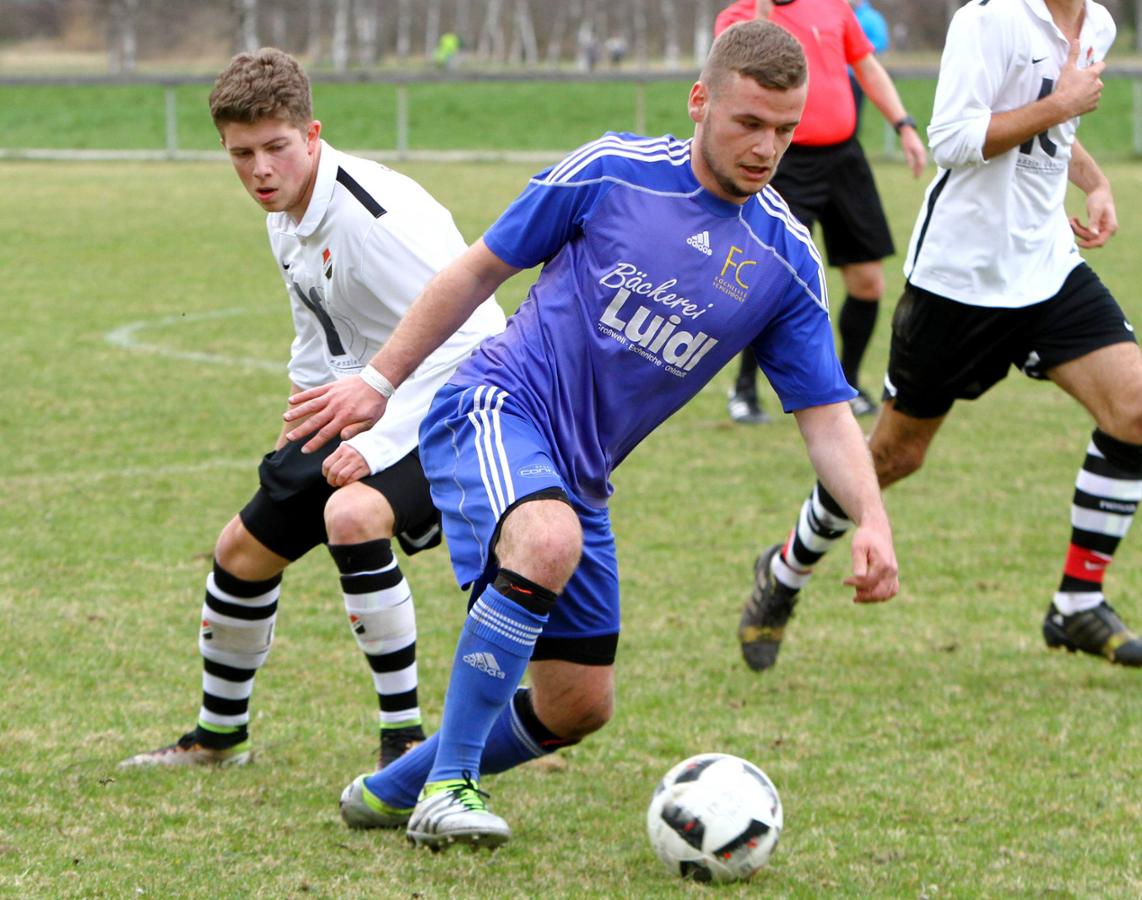Vertrautes Bild: Liridon Vocaj (r.) könnte gegen Benediktbeuern nach mehreren Jahren Pause erstmals wieder für den FC Kochelsee Schlehdorf auflaufen. © oliver rabuser