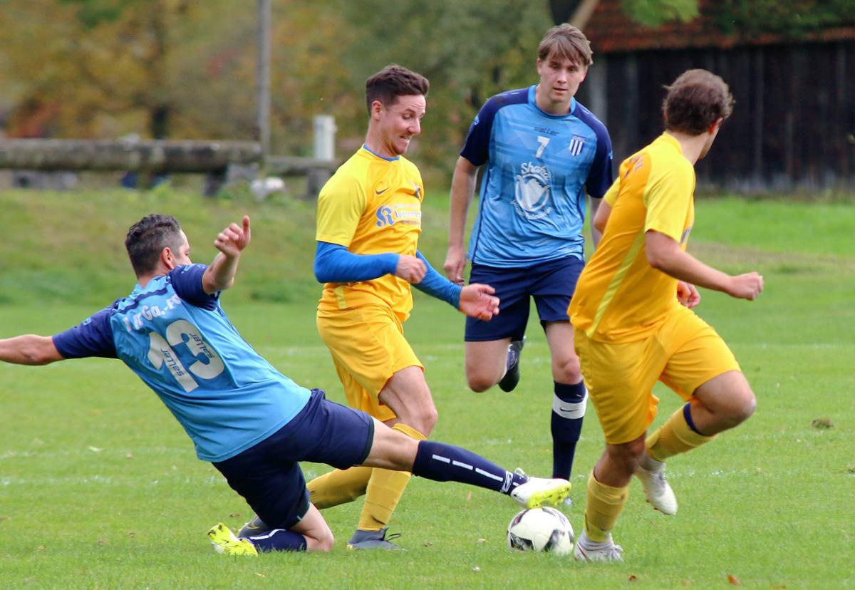 eit drei Wochen im Mannschaftstraining: Angesichts der Personalsorgen steht Sebastian Lautenbacher (Mi.) vor einem Comeback beim FCK Schlehdorf im Match beim TSV Perchting. © oliver rabuser