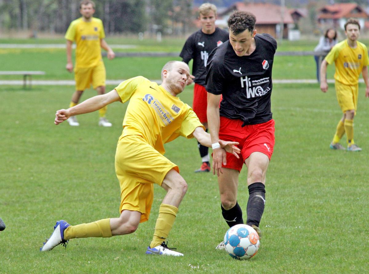 Glückspilz: Schlehdorfs Juri Schindler (l.) fällt beim 1:0 aus heiterem Himmel der Ball vor die Füße. Doch das letzte Wort haben Philipp Jarosch und die Uffinger. © Oliver Rabuser