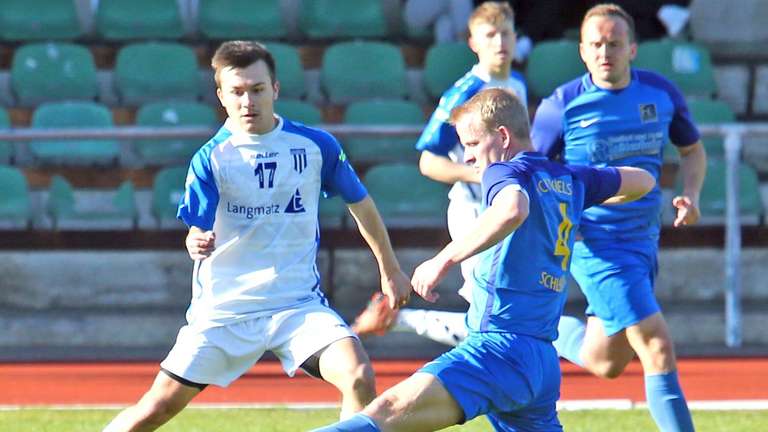 Hat das Foul des ASV Antdorf besser weggesteckt, als befürchtet: Flo Kammerlochner (hier vorne im Bild gegen den 1. FC Garmisch-Partenkirchen II). © Oliver Rabuser