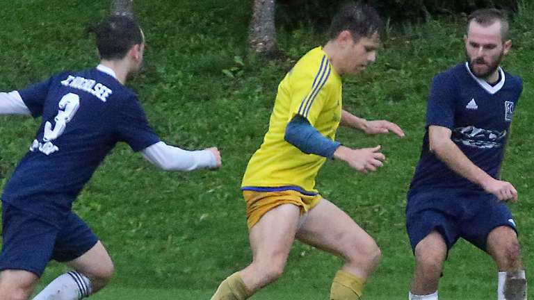 Sorgte für die Vorentscheidung im Loisachtal-Derby: Benedikt Veicht (Mitte) mit seinem Treffer zur Beurer 2:1-Führung gegen den FC Kochelsee Schlehdorf. FOto: Ewald Scheitterer © Ewald Scheitterer